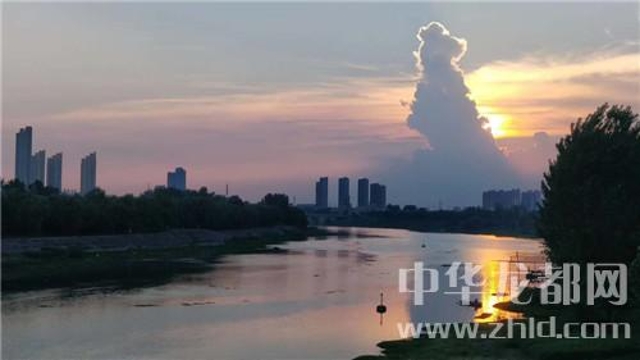 為了這朵云，周口人聚集在大慶路橋上……